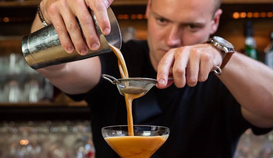 De bartender aan het werk