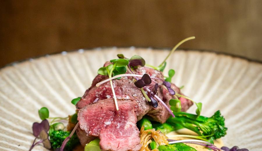 Grilled beef tenderloin met bimi en enoki