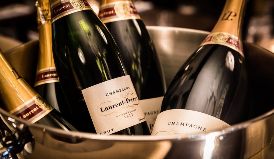 Flessen champagne in een koeler