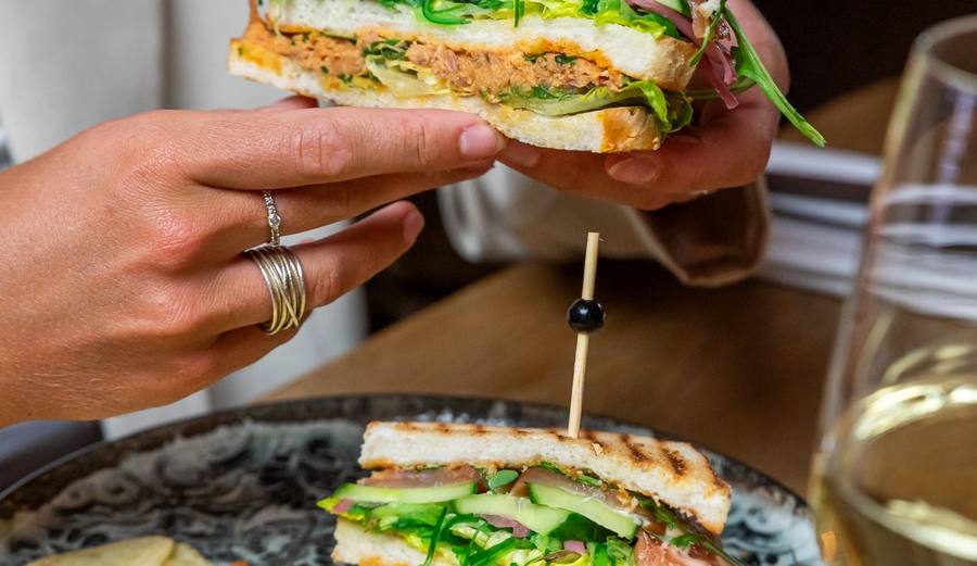 Club sandwich bij de lunch