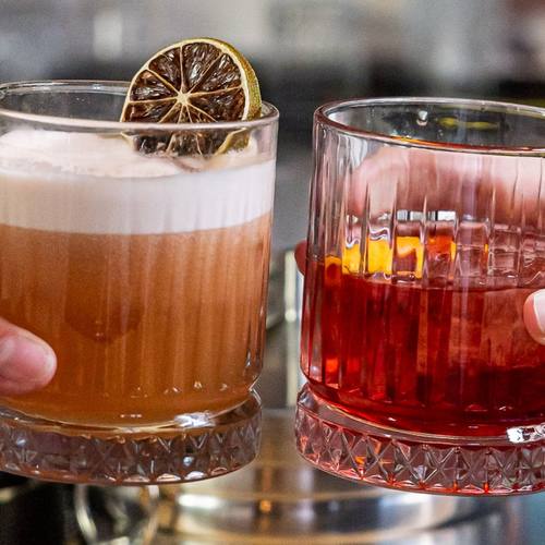 Proosten met twee cocktails