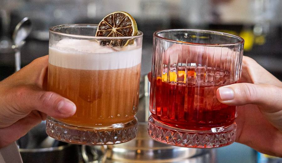 Twee cocktails aan de bar