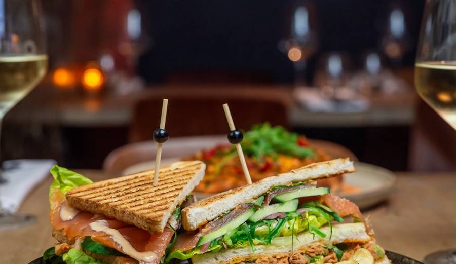 Fish club sandwich met zalm en tonijnsalade