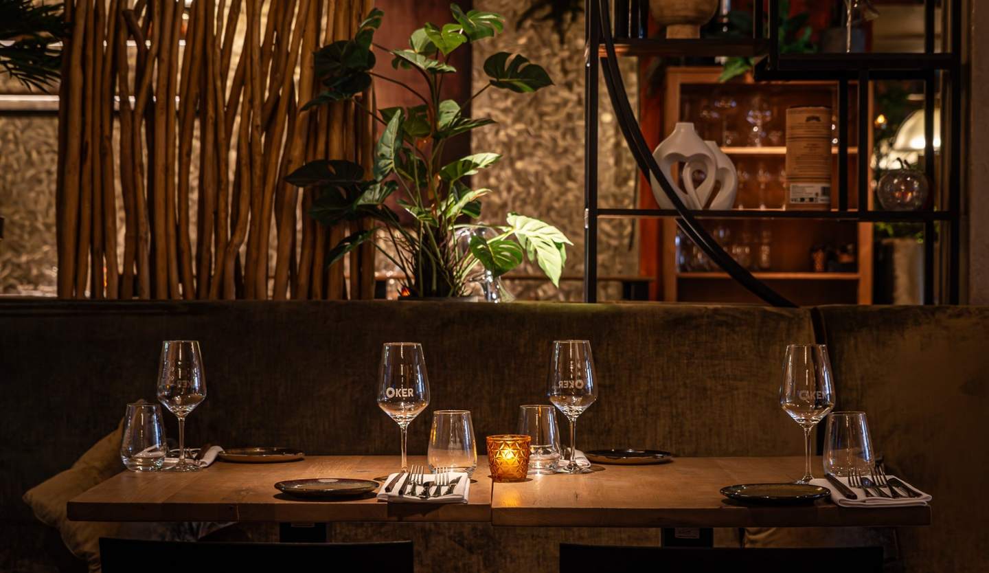Het sfeervolle interieur van Restaurant Oker met kaarslicht en planten