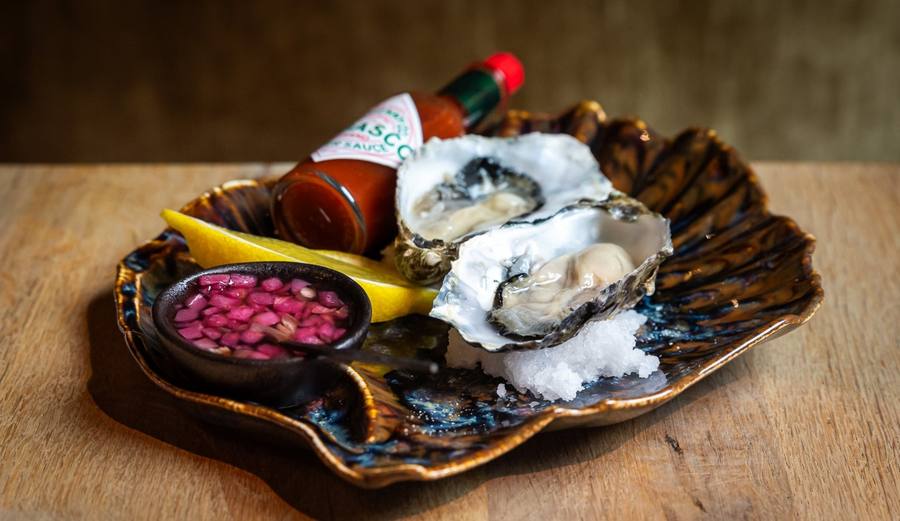 Oesters met shallot vinaigrette en Tabasco