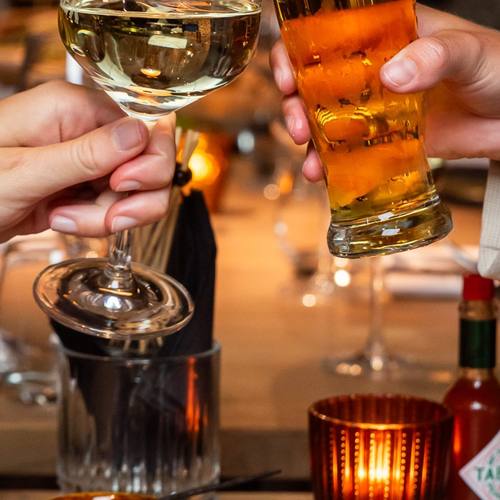 Proosten met wijn en bier