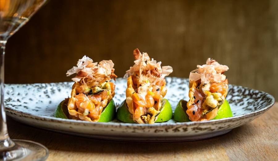 Salmon tacos met furikake en bonito flakes