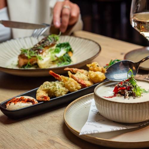 Gerechten delen aan tafel bij kaarslicht