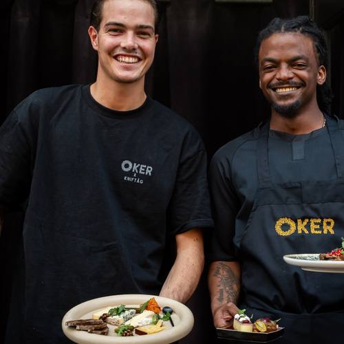 Twee koks van Oker met hun gerechten