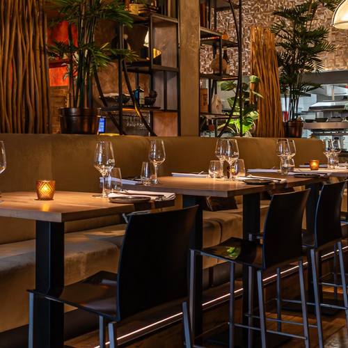 Statafels en de bar bij Oker